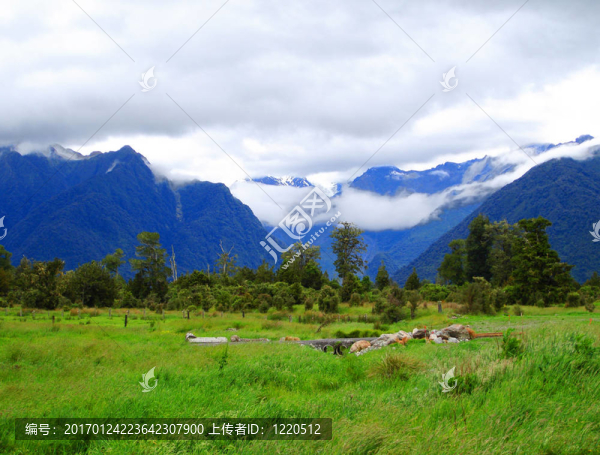 低沉的云層覆蓋庫克山和塔斯曼山。（Lake,Matheson走道與前景小橋）