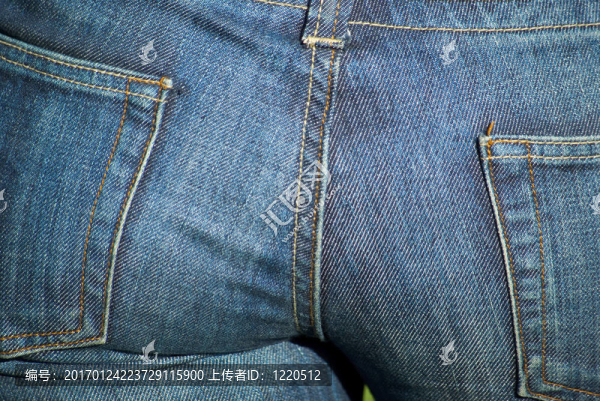 女性臀部牛仔褲特寫