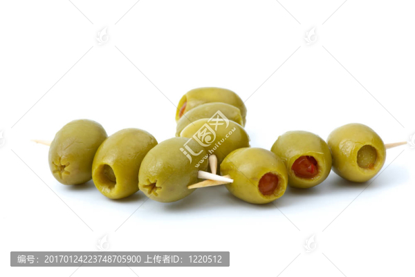 在一個(gè)木制的牙簽胡椒把一些橄欖-匯圖網(wǎng) www.fosd68.com 在一個(gè)木制的牙簽胡椒把一些橄欖