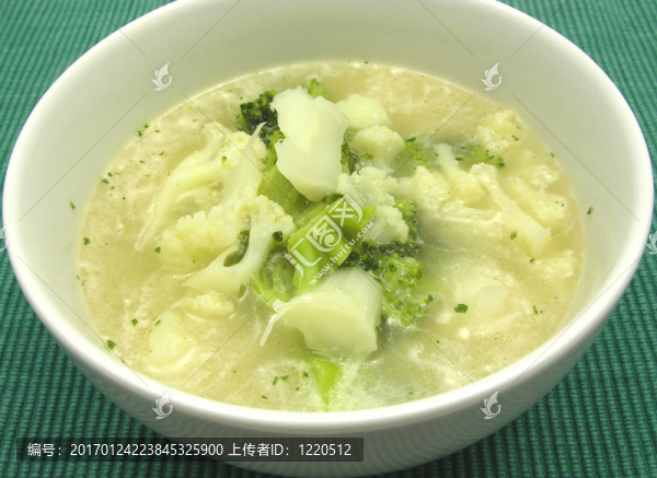 在一碗瓷器菜花和西蘭花湯
