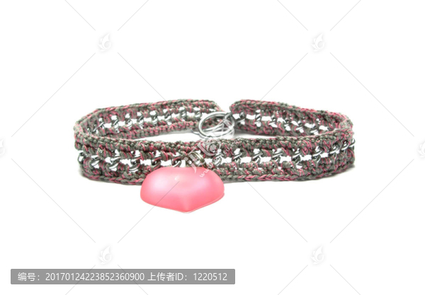 用手狗鏈鉤針和吊墜的心-匯圖網(wǎng) www.fosd68.com 用手狗鏈鉤針和吊墜的心