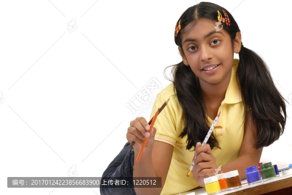 學(xué)校的女孩手里拿的顏色