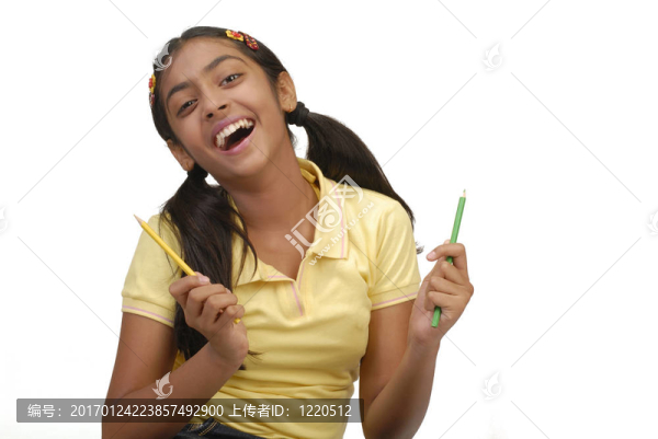女孩拿著兩支鉛筆的顏色