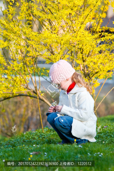春天公園里的小女孩