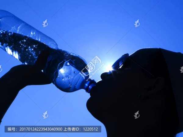 女人在陽(yáng)光下的水