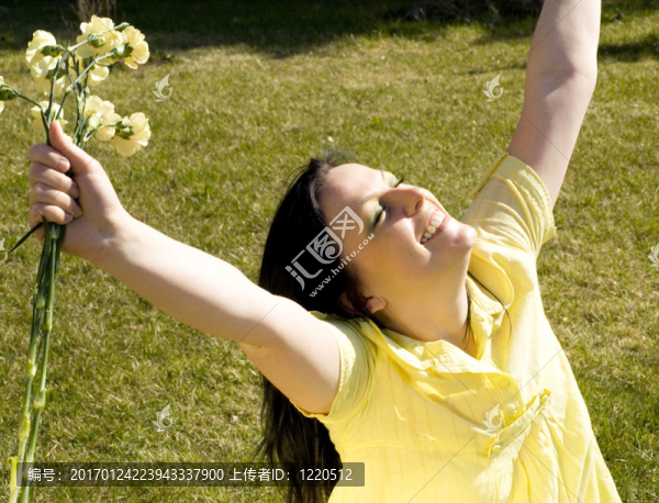微笑的女人在花園里花