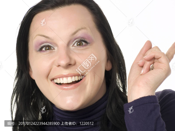 微笑的女人，白色的