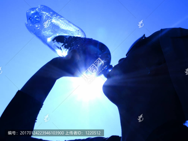 女人在陽光下的水