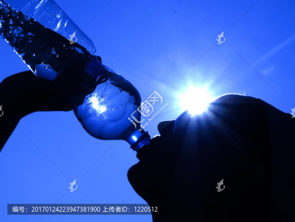 女人在陽光下的水