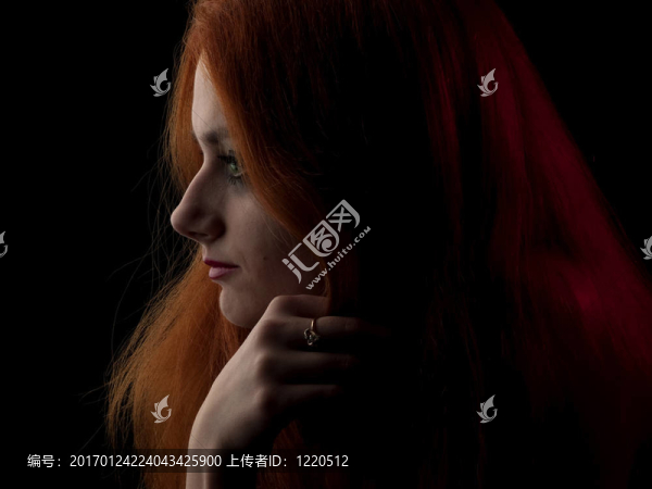 紅頭發(fā)的美女