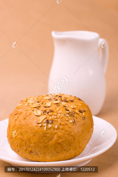 面包和牛奶罐