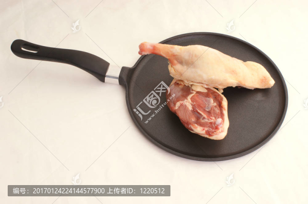 鴨腿在平底鍋里