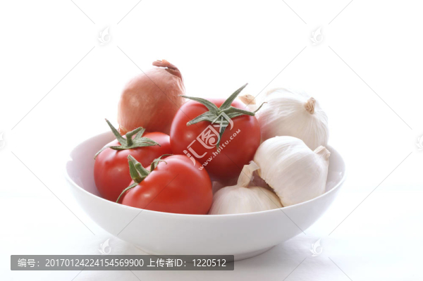 大蒜；西紅柿和一個洋蔥
