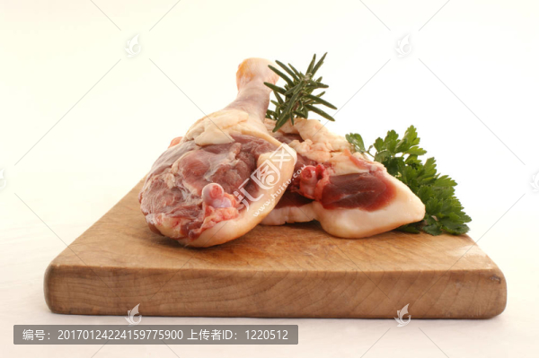 鴨腿在平底鍋里