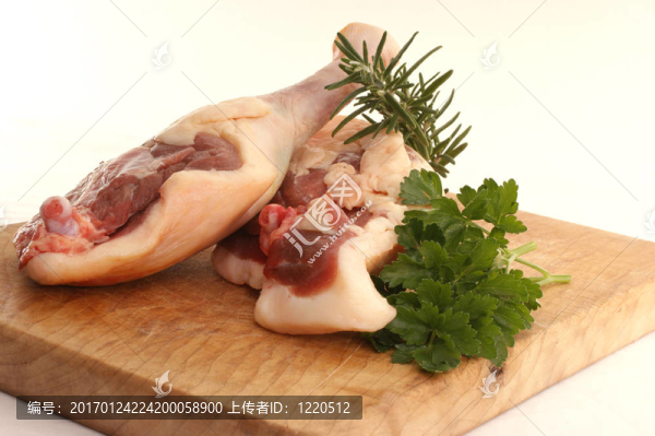 鴨腿在平底鍋里