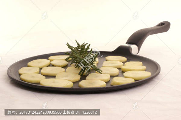 土豆切成片在平底鍋里