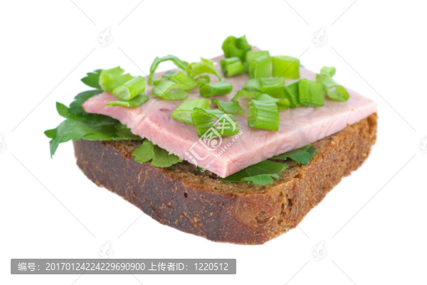 火腿三明治配黑麥面包，香菜和洋蔥