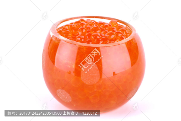 玻璃碗裝滿(mǎn)紅鮭魚(yú)魚(yú)子醬