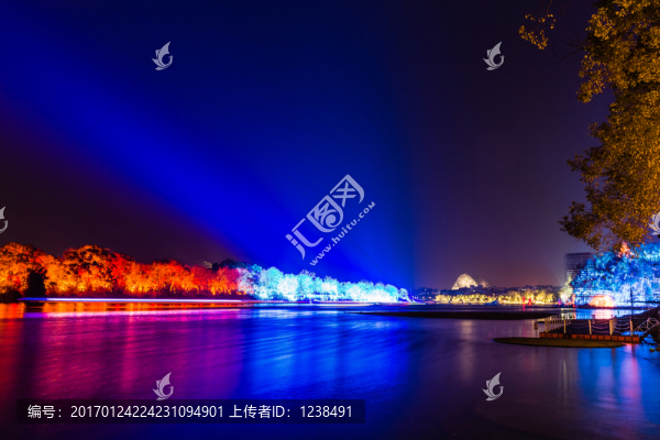 不同背景燈光下象山公園漓江夜景