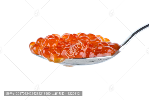 金屬小勺充滿鮭魚魚子醬