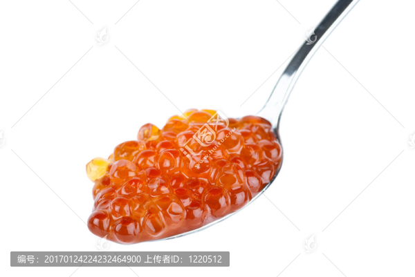 金屬小勺裝滿紅鮭魚魚子醬