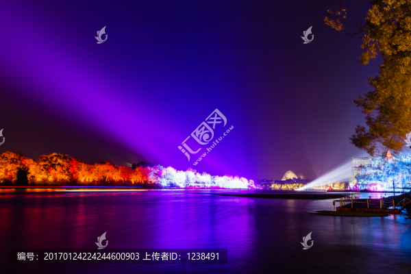 不同背景燈光下象山公園漓江夜景