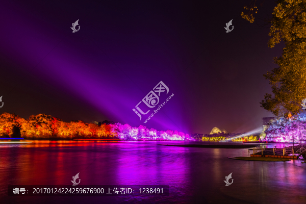 不同背景燈光下象山公園漓江夜景