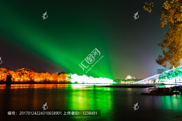不同背景燈光下象山公園漓江夜景