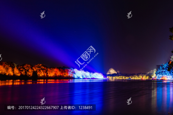 不同背景燈光下象山公園漓江夜景