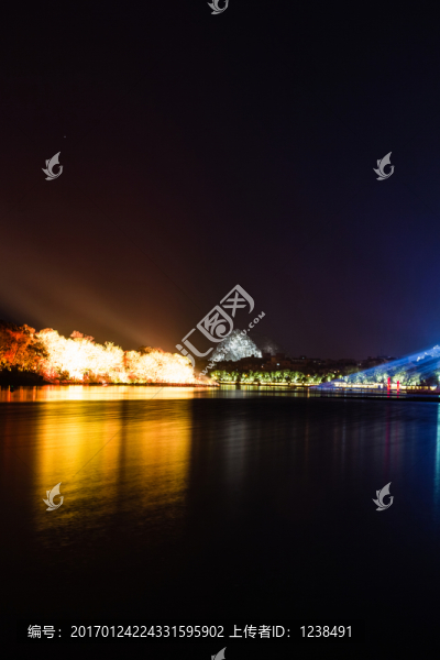 不同背景燈光下象山公園漓江夜景