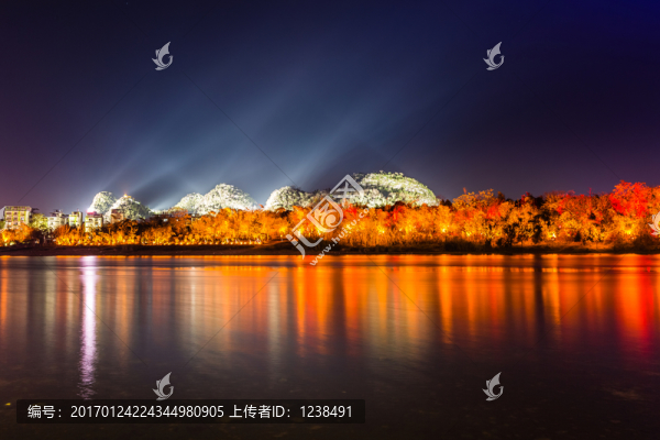 不同背景燈光下象山公園漓江夜景
