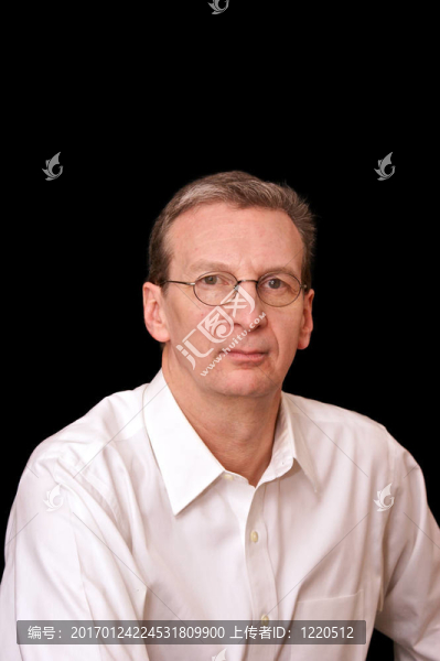 在白色的白色襯衫上的老男人的肖像