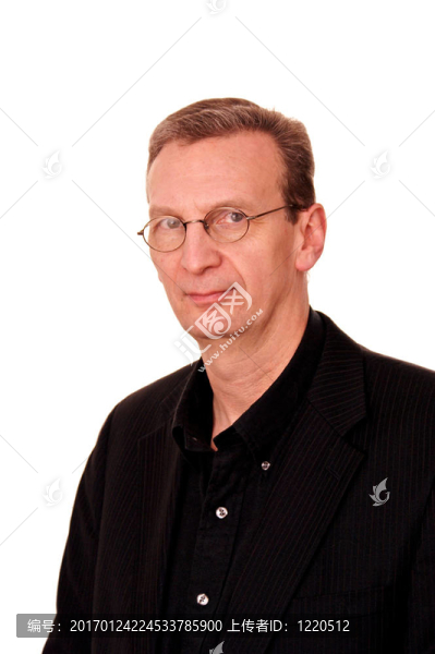 老人在白色上微微微笑的肖像