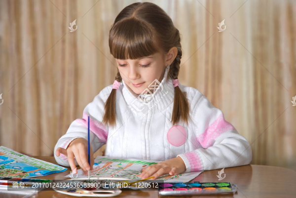 女孩畫一幅畫
