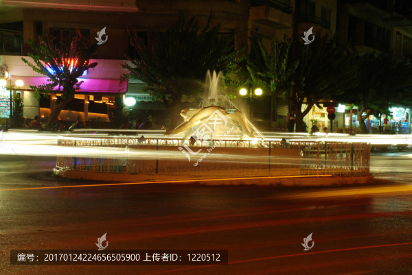 噴泉在夜間和交通