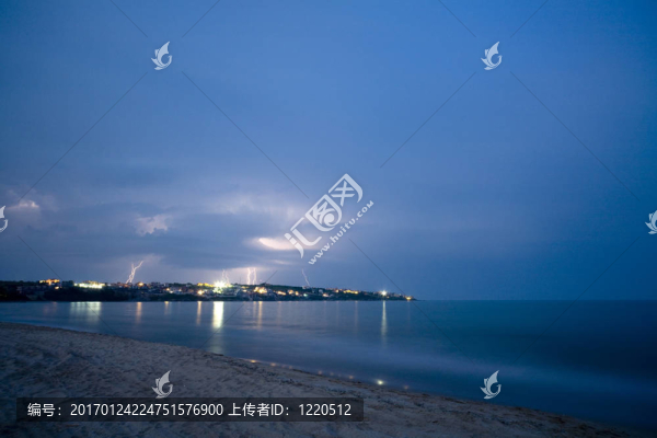 在海岸上空閃爍