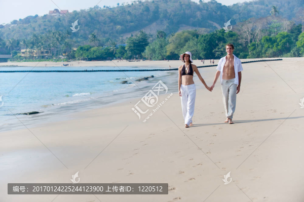 夫婦在海灘
