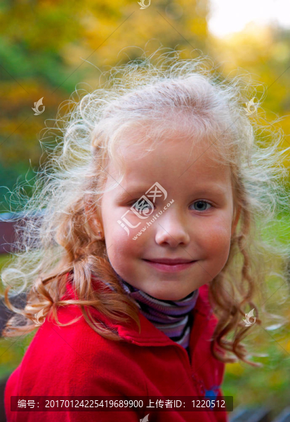 在秋天公園的小女孩-匯圖網(wǎng) www.fosd68.com 在秋天公園的小女孩