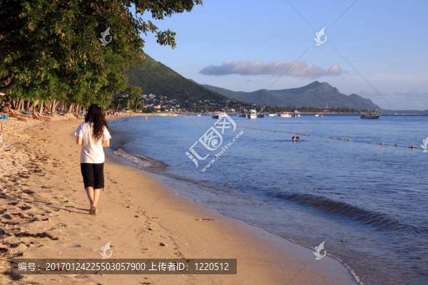 走在沙灘上