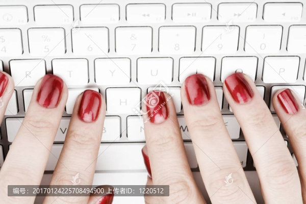 用紅色指甲的手指