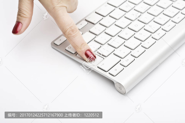 用紅色指甲的手指