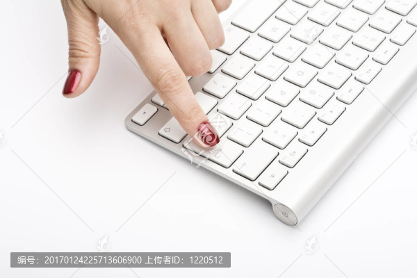 用紅色指甲的手指