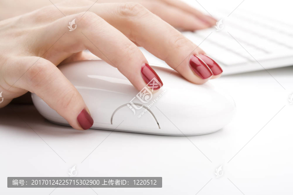 用紅色指甲的手指握著一只老鼠