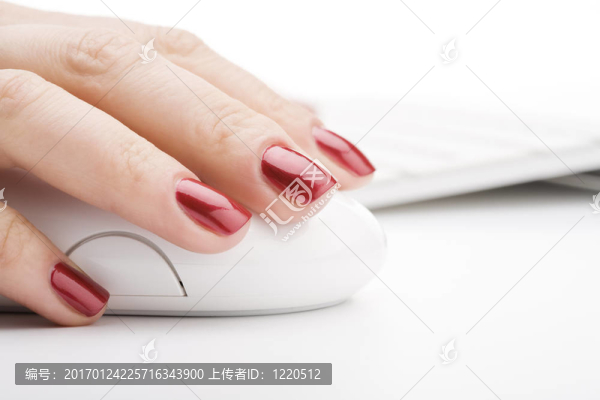 用紅色指甲的手指握著一只老鼠