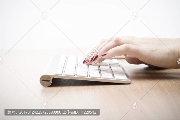 用紅色指甲的手指