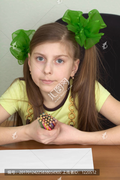 手上有彩色鉛筆的女孩