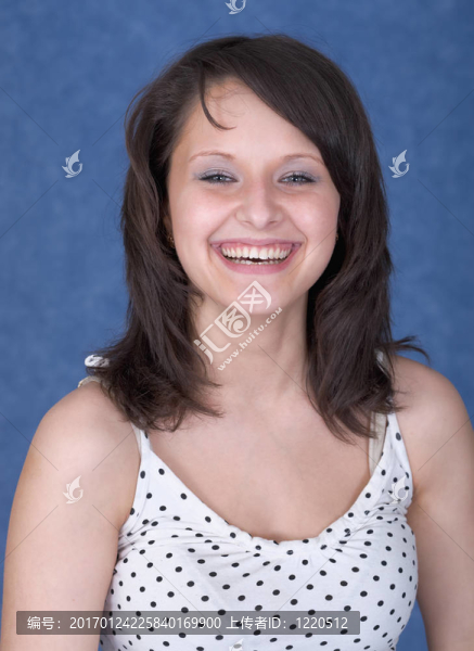 肖像漂亮的微笑的年輕女士-匯圖網(wǎng) www.fosd68.com 肖像漂亮的微笑的年輕女士