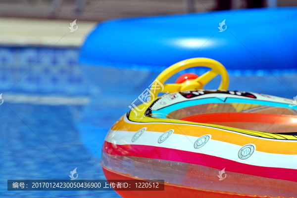 游泳池里的玩具