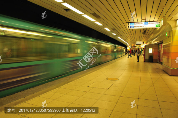 一列火車在地鐵站