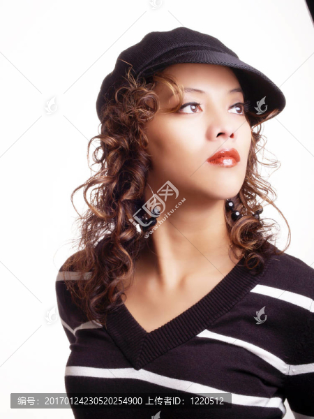 年輕的西班牙女人戴黑帽和毛衣